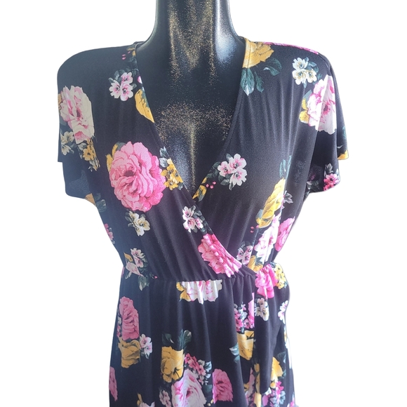 Torrid Black Faux Wrap Short Sleeve Dress With Floral Print Sz.0 - Picture 3 of 8